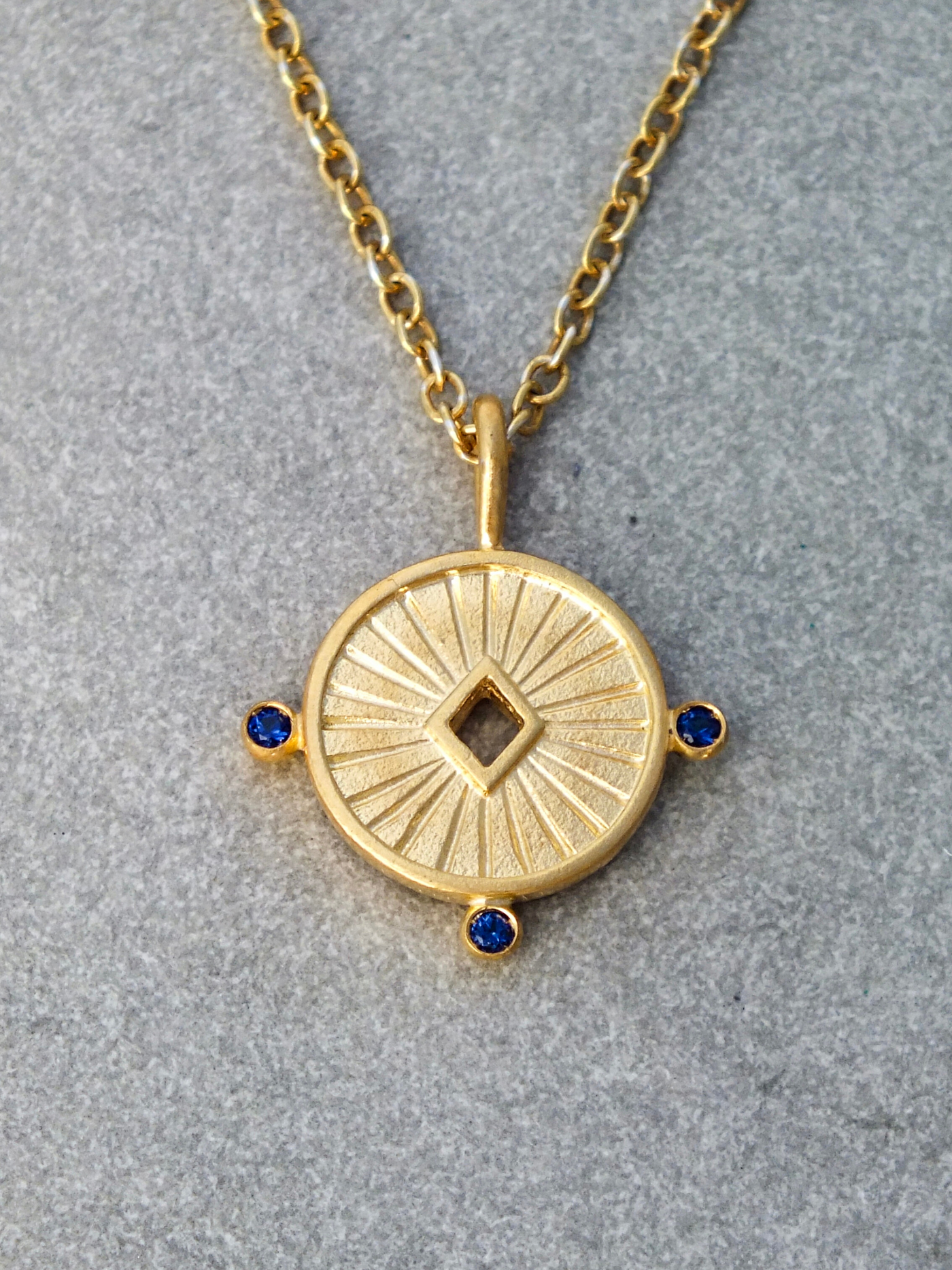 Aurora Necklace in 18k gold and Sapphires